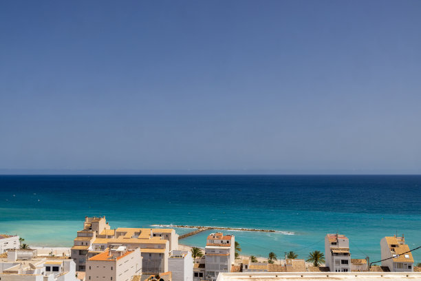 这张照片拍摄的是西班牙美丽的阿尔特亚市，在一个阳光明媚的夏天，从西班牙人的房子和街道上的小山上俯瞰大海图片下载