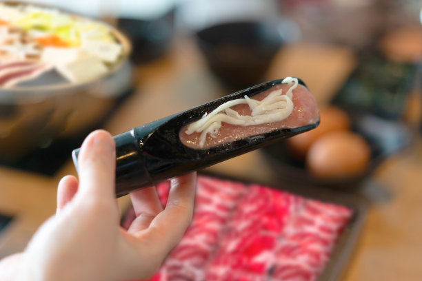 日本竹制风味的猪肉末拌玉米是Sukiyaki和Shabu或Suki餐厅的菜图片下载