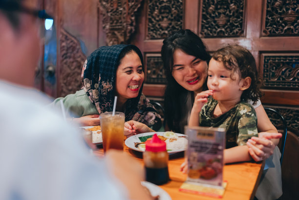 多种族的三代家庭在户外餐厅共进晚餐图片下载