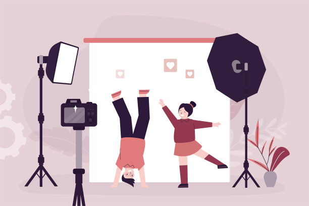 可爱的女孩和男孩在拍照，摄影师在拍照。镜头前活跃的白人孩子。摄影棚内部带设备图片下载