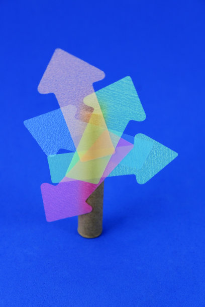 硬纸板圆筒上有几个指示不同方向的箭头图片下载