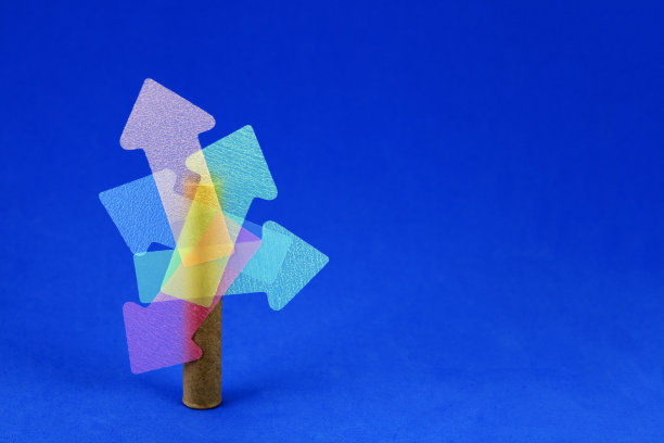 硬纸板圆筒上有指示不同方向的彩色箭头图片下载