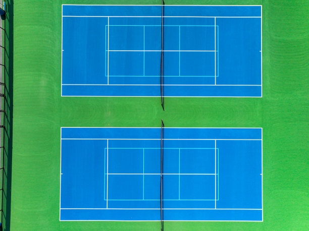 航拍，无人机，新室外蓝色网球场的照片，白色的线与浅蓝色的匹克球线相结合。图片下载