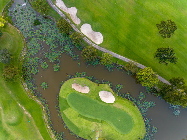 鸟瞰美丽的绿色高尔夫球场球道和果岭，自上而下的图像为运动背景和旅游自然背景，令人惊叹的绿色自然景观图片下载