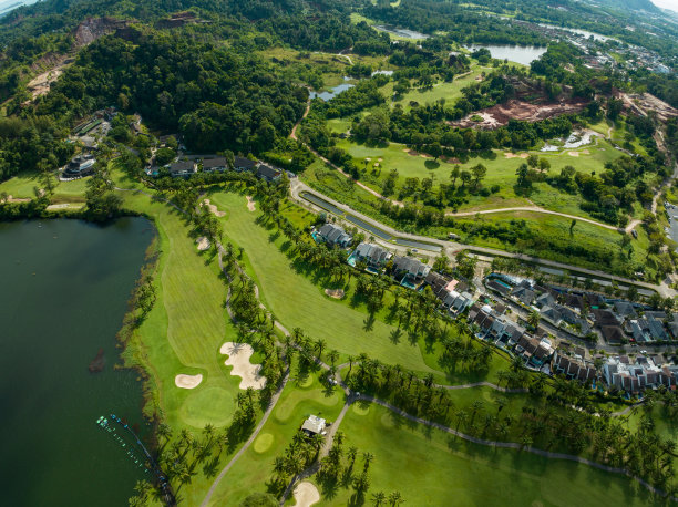 鸟瞰美丽的绿色高尔夫球场球道和果岭，俯视图图像为运动背景和旅游自然背景，令人惊叹的绿色自然景观图片下载