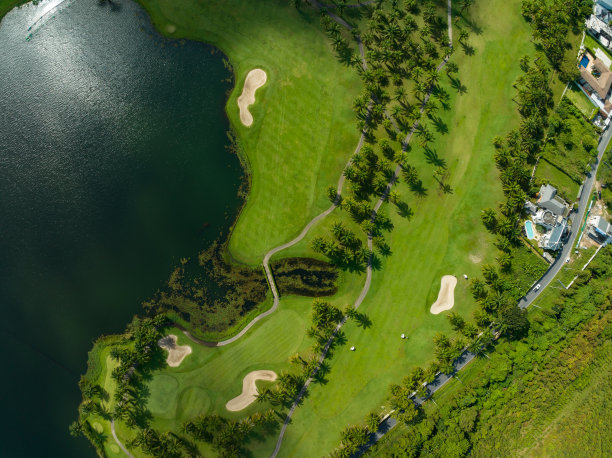 鸟瞰美丽的绿色高尔夫球场球道和果岭，俯视图图像为运动背景和旅游自然背景，令人惊叹的绿色自然景观图片下载