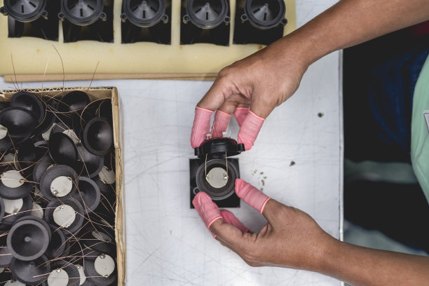 压电高音喇叭的最后组装。处理小部件时应戴上手套。小众和专业扬声器行业。图片下载