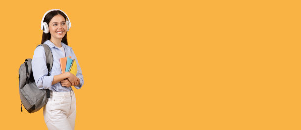 微笑的女学生带着耳机和笔记本寻找空闲空间图片下载