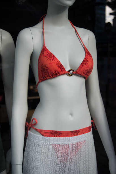 时装店陈列室里穿着橙色比基尼的模特图片下载