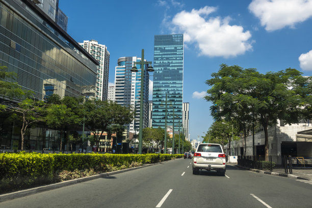 博尼法西奥环球城，大马尼拉-美丽的现代城市景观，良好的道路，现代化的办公大楼和完美的阳光明媚的天气。图片下载