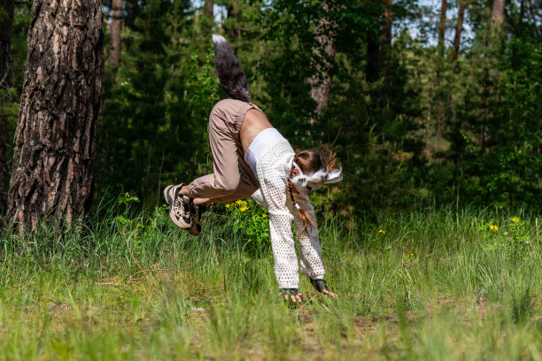 戴着猫面具和手套的少女在做Quadrobics。戴着猫面具的女孩跳得像只猫图片下载
