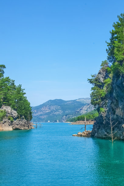 土耳其奥马皮纳尔湖。山间湖泊的景观。翡翠水库后面的大坝奥马皮纳尔。土耳其马纳夫加特地区的绿色峡谷。高质量的照片。垂直的图像。图片下载