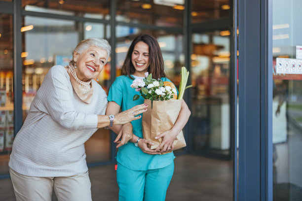 白人护士协助老妇人购买食品杂货图片下载