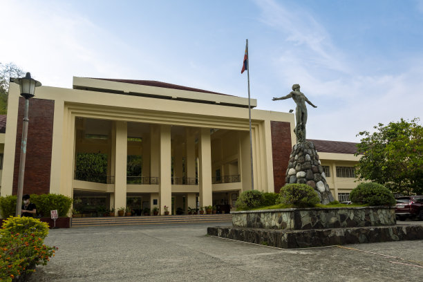 米高，伊洛伊洛，菲律宾-菲律宾大学或UP米沙鄢大学的主校区。有主楼和标志性的祭品雕像。图片下载