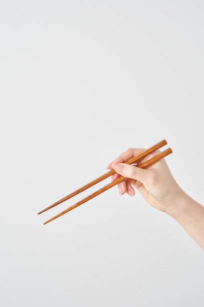 一个女人拿筷子的手图片下载