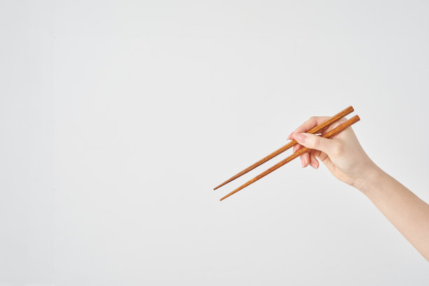 一个女人拿筷子的手图片下载