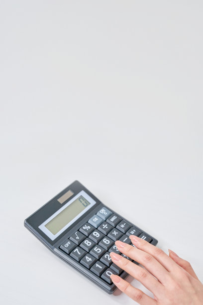 一个女人使用计算器的手图片下载