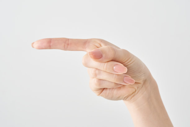 女人的食指指向一边图片下载