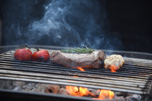横幅烧烤烧烤烤肉串在火火焰热木炭烹饪户外。旗帜牛肉烧烤野餐排骨烟熏培根美国菜。烧烤猪肉加热烧烤架火焰与复制空间图片下载