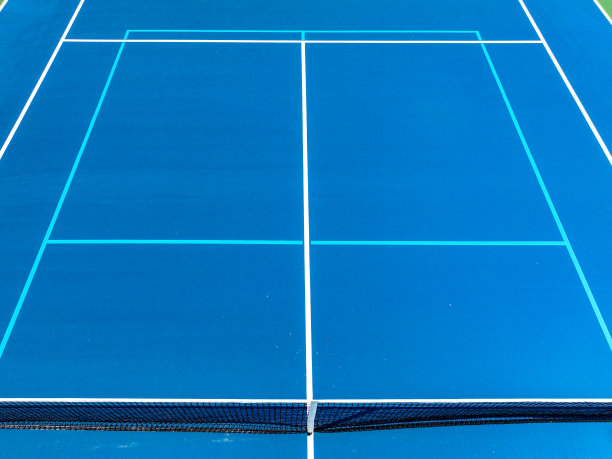 航拍，无人机，新室外蓝色网球场的照片，白色的线与浅蓝色的匹克球线相结合。图片下载