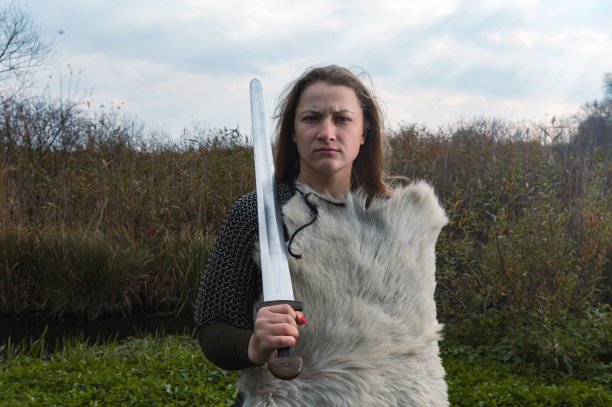 中世纪军队中的女兵。中世纪女战士的肖像。穿着中世纪锁子甲的美女。图片下载