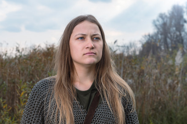 中世纪军队中的女兵。中世纪女战士的肖像。穿着中世纪锁子甲的美女。图片下载