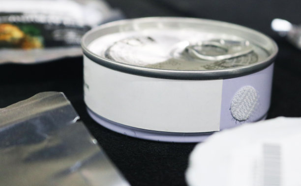 近距离空间罐头食品包装样品。图片下载