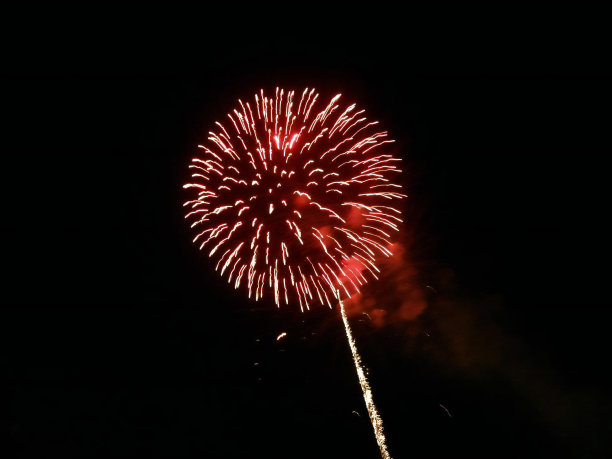 一张烟花的照片是在黑暗中点燃的。图片下载