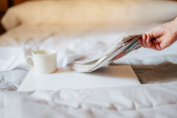 每日新闻配晨间咖啡。图片下载