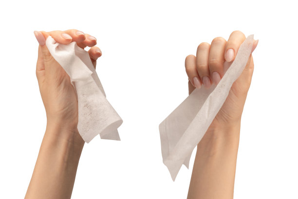 一个女人手里的湿巾孤立在白色的背景上。图片下载
