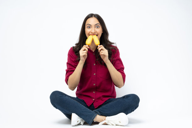 美丽的年轻女子吃冰淇淋孤立的白色背景股票照片图片下载