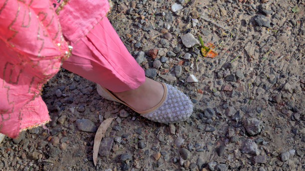 旁遮普教堂，鞋子，凉鞋，肚子和女人的腿在图片中。图片下载