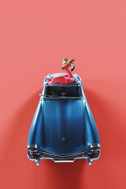 粉红色的火烈鸟在蓝色敞篷车去暑假。夏季旅游概念在粉红色的背景与复制空间。图片下载