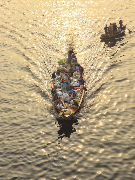 人们带着蔬菜和货物乘船旅行的真实景象图片下载