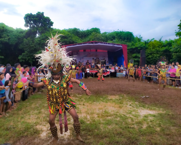 托鹏舞舞者在观众中间表演图片下载