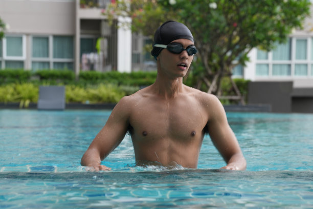 亚洲男人练习游泳和马球，伸展和休息的水上运动。图片下载