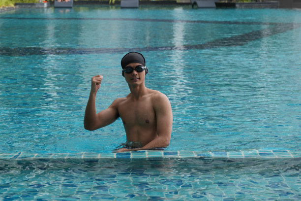 亚洲男人练习游泳和马球，伸展和休息的水上运动。图片下载