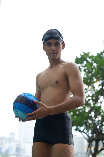 亚洲男人练习游泳和马球，伸展和休息的水上运动。图片下载