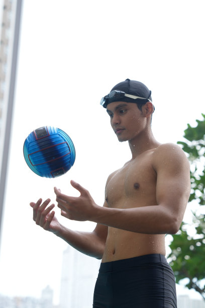 亚洲男人练习游泳和马球，伸展和休息的水上运动。图片下载