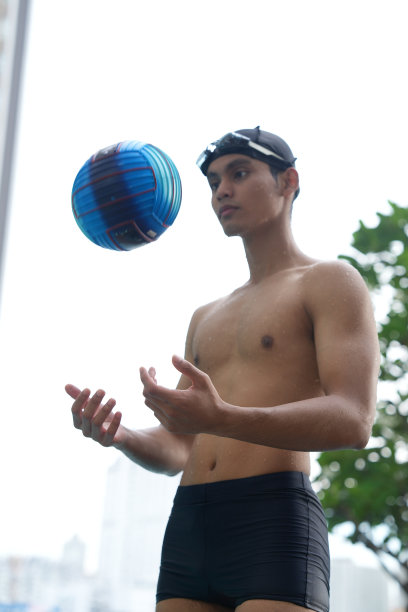 亚洲男人练习游泳和马球，伸展和休息的水上运动。图片下载