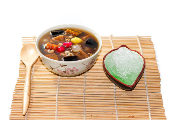 一种放在旧木头上的中国甜点，特写照片。豆子和甜点。图片下载