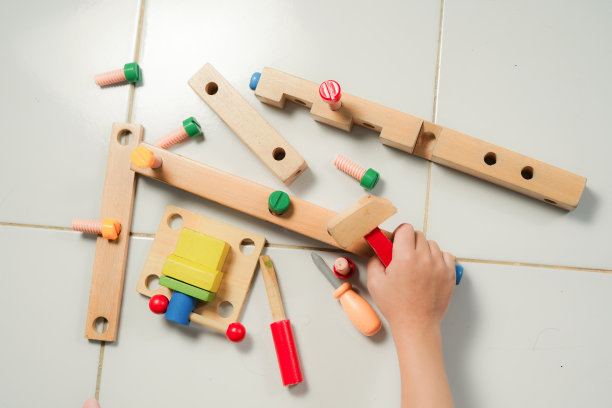 孩子们用手玩着五颜六色的木制积木图片下载