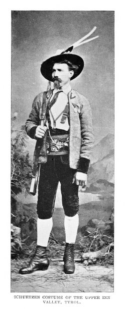 奥地利蒂罗尔的男性传统服装。欧洲历史与文化图片下载