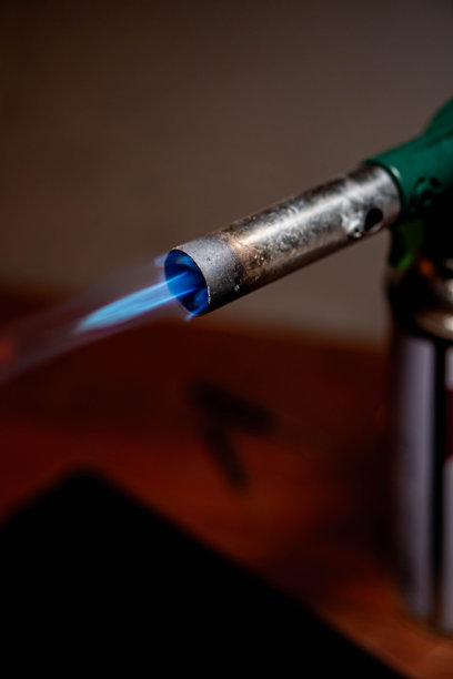 带有蓝色火焰的气体喷灯图片下载