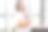 迷人的亚洲女商人，在办公室的桌子上与成堆的文件一起工作。图片下载