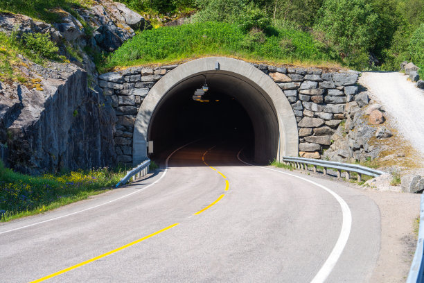 公路隧道穿过群山。挪威隧道穿过该国北部的一座高山图片下载
