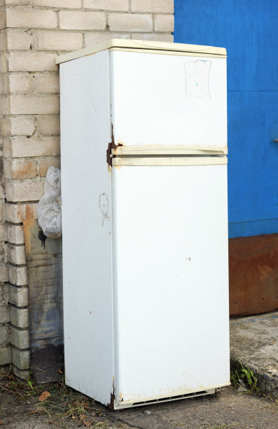 垃圾填埋场里的旧冰箱。生态问题。图片下载