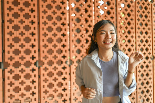 年轻的东南亚女性在花园和城市的中心以充满活力和时尚的方式练习嘻哈和其他自由式舞蹈动作。欢快地伴随着歌曲的节奏图片下载