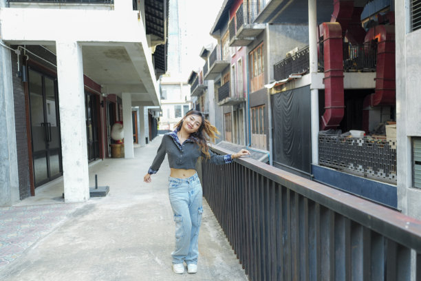 年轻的东南亚女性在花园和城市的中心以充满活力和时尚的方式练习嘻哈和其他自由式舞蹈动作。欢快地伴随着歌曲的节奏图片下载