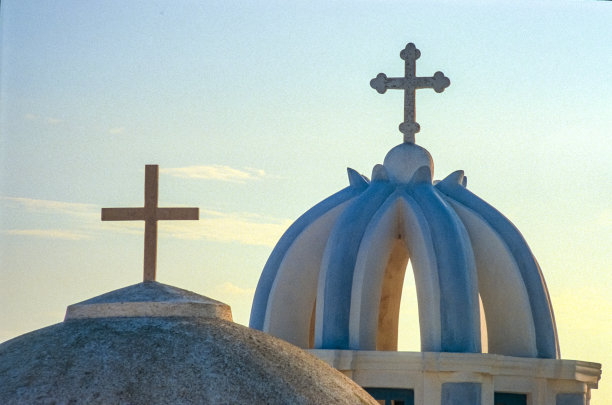 扫描幻灯片的历史彩色照片的塔和屋顶的一个小的希腊东正教教堂在傍晚或清晨的天空在希腊的圣都灵岛图片下载